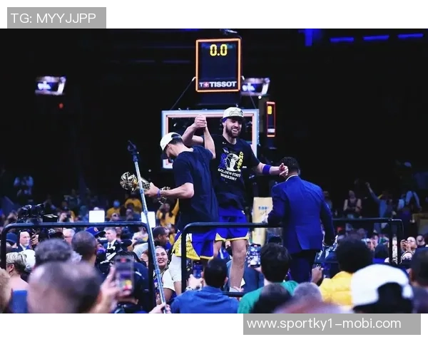 水花兄弟的情感纠葛库里与克莱常规赛对决战绩揭秘 水花兄弟的情感纠葛库里与克莱常规赛对决战绩揭秘